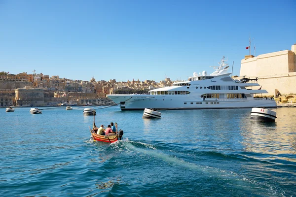 Birgu, Malta - 22 Nisan: 22 Nisan 2015 yılında Birgu, Malta üzerinde turistler için geleneksel Malta tekne yolculukları. Daha sonra 1,6 milyon turist Malta 2015 yılında ziyaret bekleniyor. — Stok fotoğraf