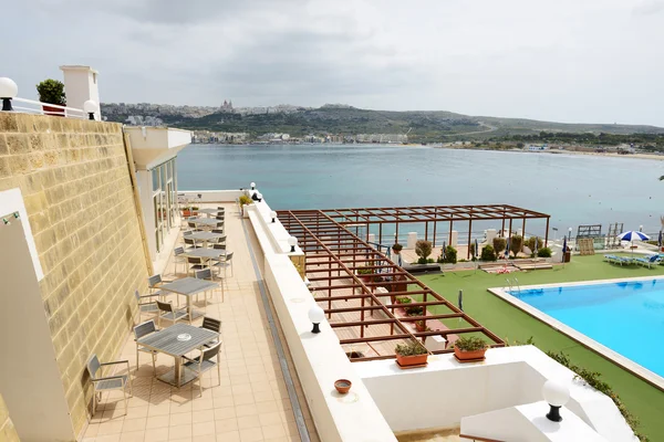 La piscina en la parte superior del edificio del hotel de lujo, Malta — Foto de Stock