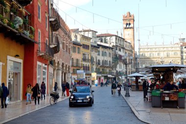 Verona, İtalya - 15 Aralık: Piazza delle Erbe görünümünü ve Verona, İtalya için 15 Aralık 2015 tarihinde turist. Daha sonra 46 milyon turist 2015 yılında İtalya ziyaret bekleniyor.