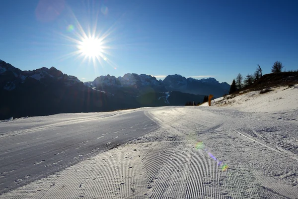 A pista de esqui com vista para as montanhas Dolomiti e sol, Madonna di Campiglio, Itália — Fotografia de Stock