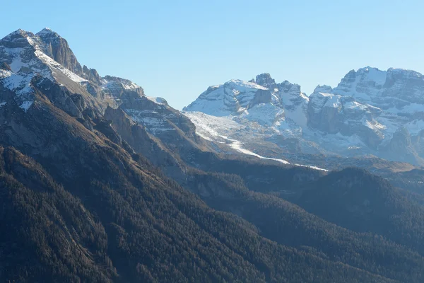 De weergave op Dolomiti bergen en de skipiste van Passo Groste skigebied, Madonna di Campiglio, Italië — Stockfoto