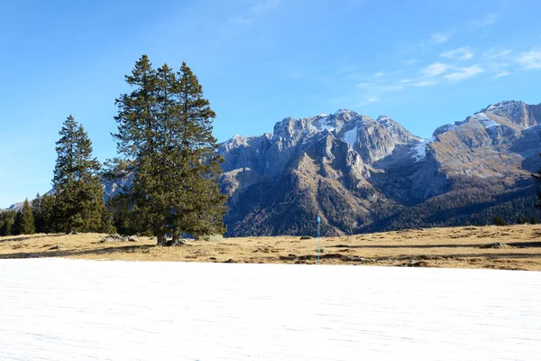 La pista de esquí con vistas a las montañas Dolomiti, Madonna di Campiglio, Italia — Foto de Stock