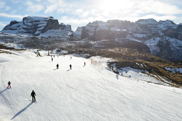 MADONNA DI CAMPIGLIO, ITALY - DECEMBER 18: The ski slope and skiers at Passo Groste ski area on December 18, 2015 in Madonna di Campiglio, Italy. More then 46 mln tourists is expected to visit Italy in year 2015. — Stock Photo, Image