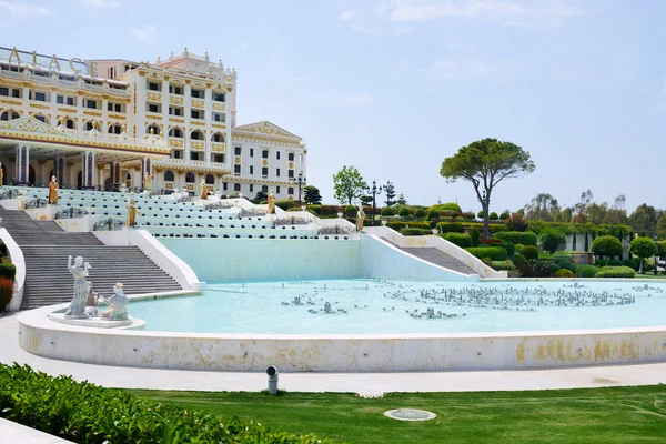 ANTALIA, TURCHIA - 23 APRILE: L'hotel di lusso Mardan Palace è considerato il resort di lusso più costoso d'Europa il 23 aprile 2014 ad Antalya, in Turchia. E 'stato aperto nel 2009 e costa 1,4 miliardi di dollari. — Foto Stock