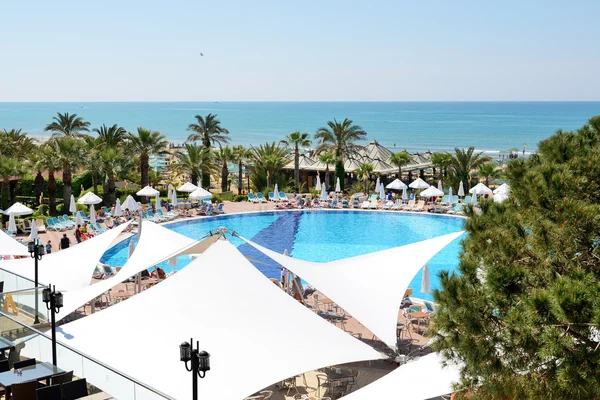 ANTALIA, TURQUÍA - 20 DE ABRIL: Los turistas que disfrutan de sus vacaciones en un hotel de lujo el 20 de abril de 2014 en Antalya, Turquía. Más de 36 millones de turistas han visitado Turquía en 2014 —  Fotos de Stock