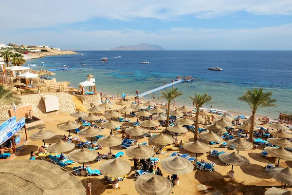 SHARM EL SHEIKH, EGYPT -  NOVEMBER 30: The tourists are on vacation at popular hotel on November 30, 2013 in Sharm el Sheikh, Egypt. Up to 12 million tourists have visited Egypt in year 2013. — Stock Photo, Image