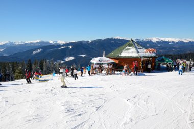 Bukovel, Ukrayna - 17 Şubat: Kayakçı ve Bukovel restoranda. 17 Şubat 2015 yılında Bukovel, Ukrayna Ukrayna, en büyük kayak merkezi olduğunu