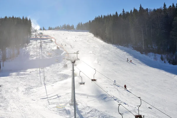 边坡的 Bukovel 滑雪胜地，乌克兰 — 图库照片