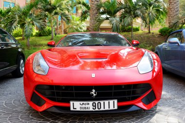 Dubai, Birleşik Arap Emirlikleri - 11 Eylül: atlantis palm hotel ve limuzinler. Bu insan yapımı ada palm jumeirah dubai, Birleşik Arap Emirlikleri 11 Eylül 2013 bulunur