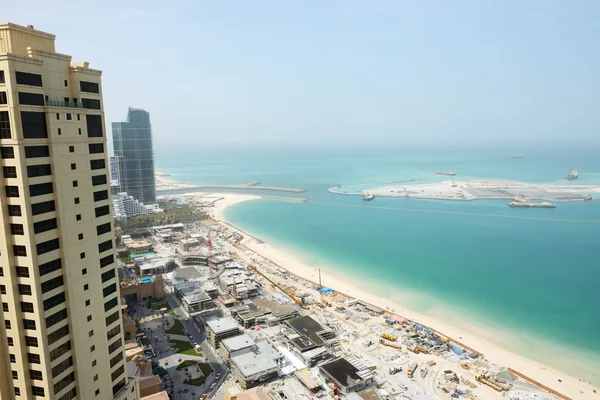 Dubai, uae - 11. September: der Blick auf den Bau des neuen Hotels und den Bau des 210 Meter hohen dubai eye am 11. September 2013 in dubai, uae. Es wird das größte Riesenrad der Welt. — Stockfoto