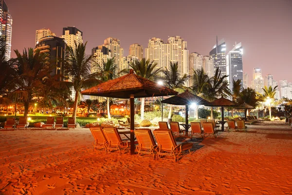 Strandnachtverlichting van het luxe hotel, Dubai, Verenigde Arabische Emiraten — Stockfoto