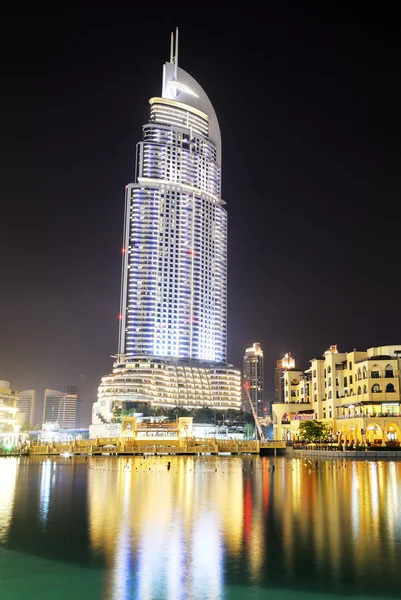 DUBAI, Emirados Árabes Unidos - 10 de setembro: The Night view on Address hotel, Dubai Mall and man-made lake on September 10, 2013, Dubai, Emirados Árabes Unidos. Hotéis em Dubai atraíram mais de 11 milhões de hóspedes em 2013 . — Fotografia de Stock