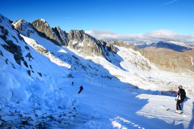 Kayak pisti ve kayakçılar Presena buzul Kayak bölgesinde, İtalya.