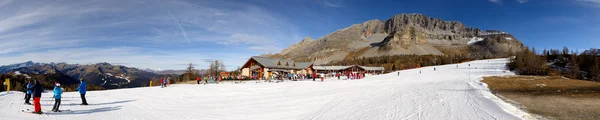 MADONNA DI CAMPIGLIO, ITALIA - 18 DE DICIEMBRE: La pista de esquí y los esquiadores en la zona de esquí Passo Groste el 18 de diciembre de 2015 en Madonna di Campiglio, Italia. Más de 46 millones de turistas se espera visitar Italia en el año 2015 . —  Fotos de Stock