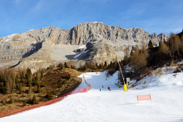 The ski slope and skiers at Passo Groste ski area, Madonna di Campiglio, Italy — Stock Photo, Image