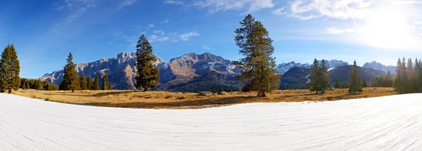 El panorama de la pista de esquí con vistas a las montañas Dolomiti, Mad —  Fotos de Stock