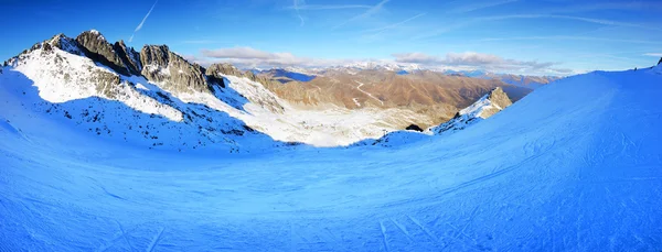 La pista de esquí y los esquiadores en la zona de esquí glaciar Presena, Italia —  Fotos de Stock