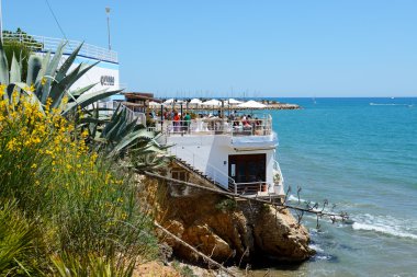 Sitges, İspanya - 23 Mayıs: Turist enjoiying tatillerini üzerinde 23 Mayıs 2015 Sitges, İspanya açık restoranda. En fazla 60 milyon turist İspanya 2015 yılında ziyaret etmesi bekleniyor.