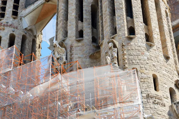 BARCELONA, SPAIN - MAY 27, 2015: View on construction of the Basilica of the Holy Family (Sagrada Familia) on May 27, 2015 in Barcelona, Spain. Up to 60 mln tourists is expected to visit Spain in year 2015. — Stock Photo, Image
