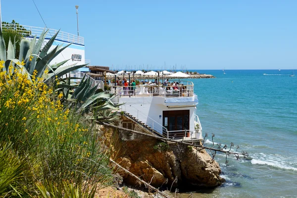 SITGES, ESPAÑA - 23 DE MAYO: Los turistas disfrutando de sus vacaciones en un restaurante al aire libre el 23 de mayo de 2015 en Sitges, España. Hasta 60 millones de turistas visitarán España en el año 2015 . —  Fotos de Stock