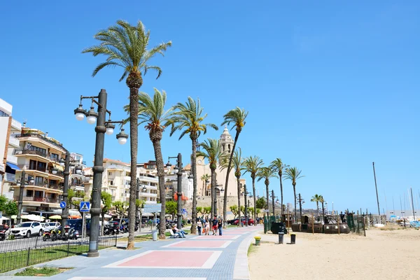 SITGES, ESPAÑA - 23 DE MAYO: Los turistas disfrutando de sus vacaciones en primera línea de mar el 23 de mayo de 2015 en Sitges, España. Hasta 60 millones de turistas visitarán España en el año 2015 . —  Fotos de Stock