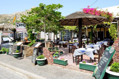Kamari, Santorini Island, Yunanistan - 19 Mayıs: Açık restaurant yakınındaki kumsalda 19 Mayıs 2014 Kamari, Santorini Island, Yunanistan. Kadar 16 milyon turist Yunanistan 2014 yılında ziyaret etmesi bekleniyor.