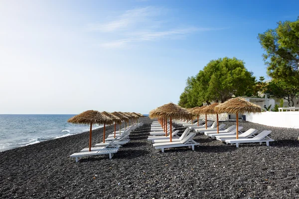 Het strand met zwarte vulkanische stenen op santorini eiland, Griekenland — Stockfoto