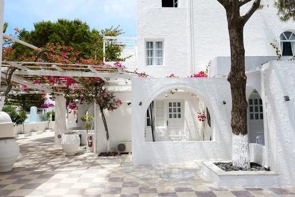 Costruzione di hotel in stile tradizionale greco, isola di Santorini , — Foto Stock