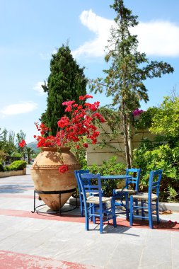 amfora çiçekler ve geleneksel Yunan masa ve sandalyeler, lüks otel, crete, Yunanistan