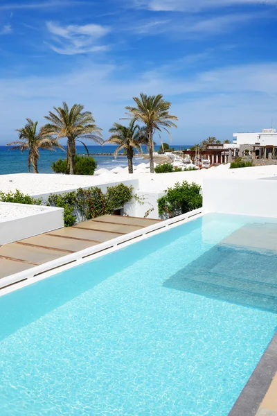 Piscina en villa de lujo, Creta, Grecia — Foto de Stock