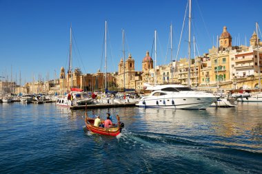 Birgu, Malta - 22 Nisan: 22 Nisan 2015 yılında Birgu, Malta üzerinde turistler için geleneksel Malta tekne yolculukları. Daha sonra 1,6 milyon turist Malta 2015 yılında ziyaret bekleniyor.