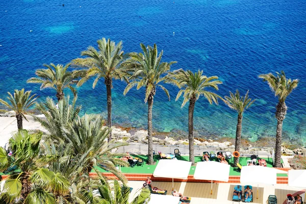 Bugibba, Malta - 23. dubna: Turisté jsou na dovolené v populární hotel na 23 dubna 2015, Bugibba, Malta. Očekává se, že více pak 1,6 milionů turistů navštívit Malty v roce 2015. — Stock fotografie