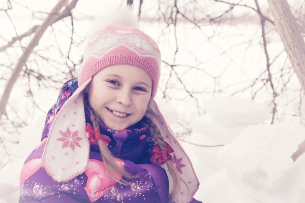 Happy kid winter day playing in the snow. — Stock Photo, Image