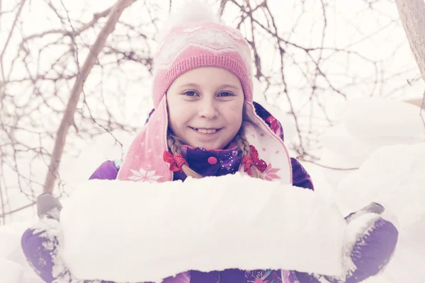 Happy kid vinterdag leker i snön. — Stockfoto