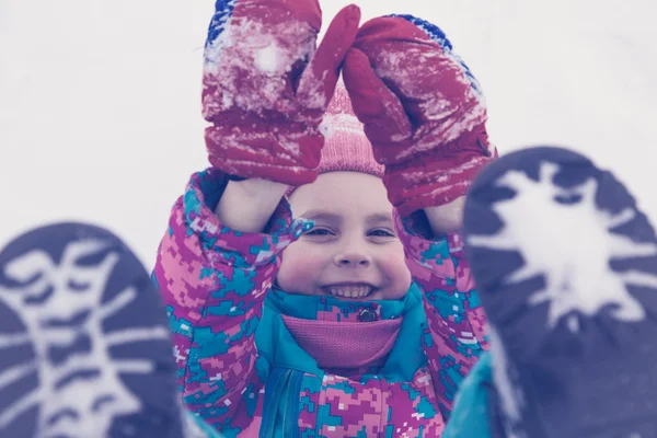 Felice giorno d'inverno bambino giocando nella neve . — Foto Stock