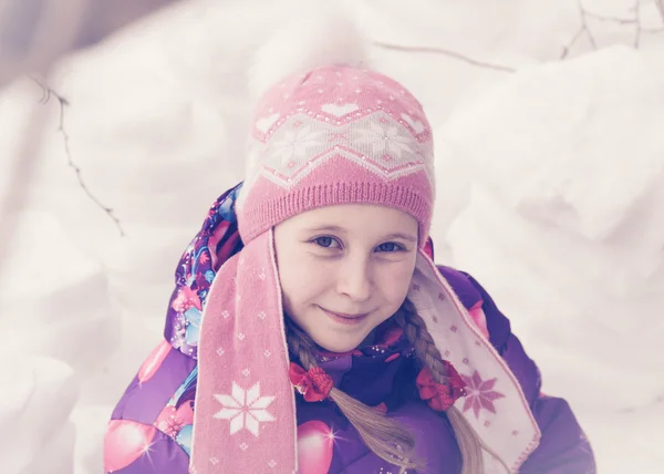 Παιδί ευτυχισμένη μέρα του χειμώνα παίζοντας στο χιόνι. — Φωτογραφία Αρχείου