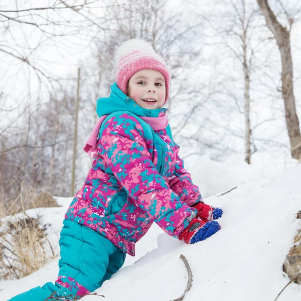 Boldog gyerek téli napon. — Stock Fotó