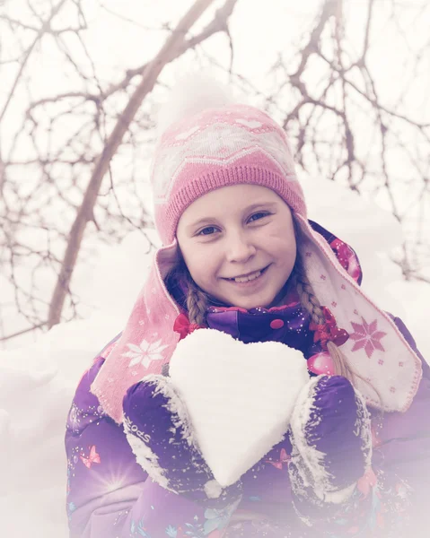 Gelukkig kind winterdag spelen in de sneeuw. — Stockfoto