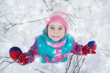 Mutlu bir çocukluk kış günü.