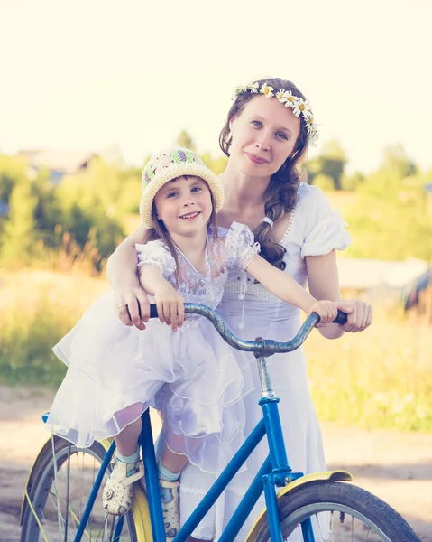 Bela mãe e filha viajando de bicicleta . — Fotografia de Stock