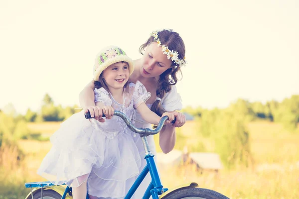 Bela mãe e filha viajando de bicicleta . — Fotografia de Stock