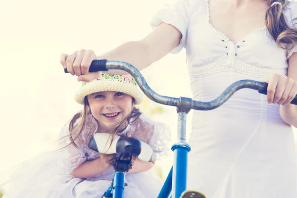 Bela mãe e filha viajando de bicicleta . — Fotografia de Stock