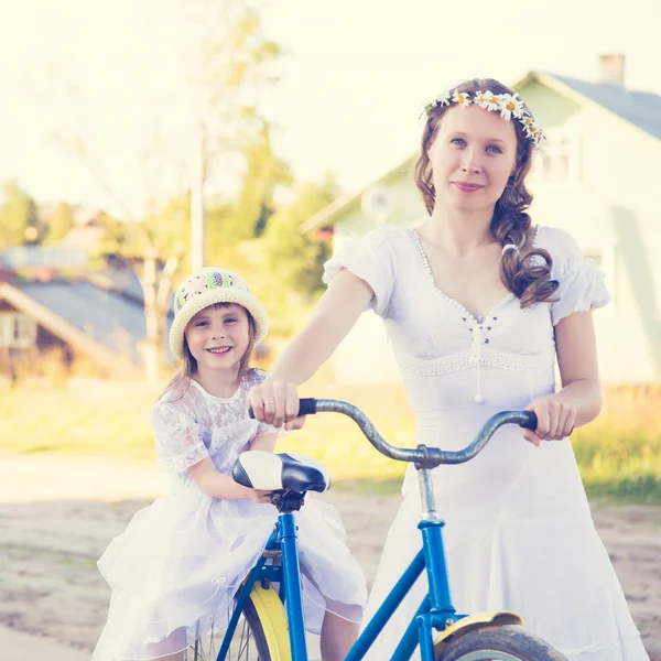 Hermosa madre e hija viajando en bicicleta . — Foto de Stock