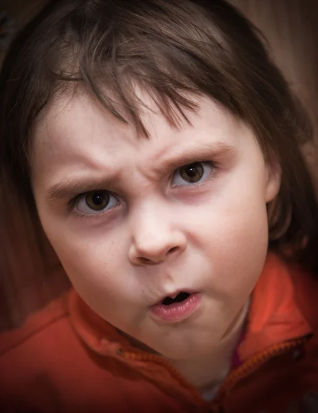 Kid met een zuur gezicht. — Stockfoto