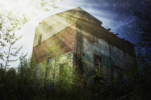 Old buildings in the abandoned town. — Stock Photo, Image