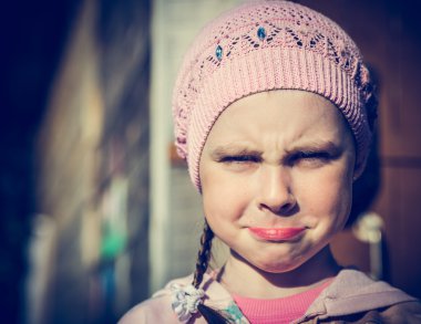 Dudaklar büzülür üzgün küçük kız portresi yakın çekim.