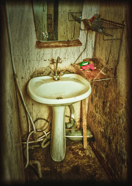 Régi rozsdás mosdó. — Stock Fotó