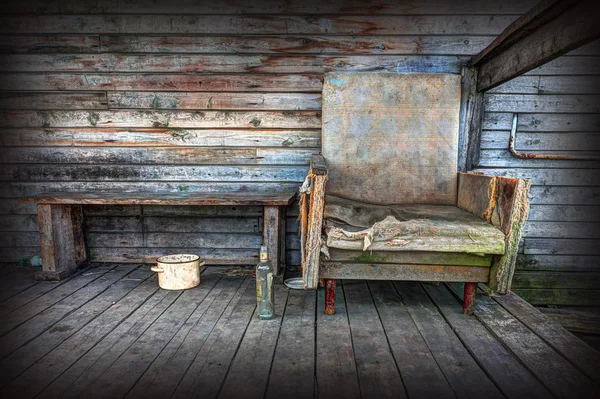 Alter Stuhl auf dem Hintergrund der Holzwand. — Stockfoto