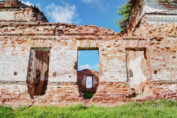 Velha igreja arruinada ao sol . — Fotografia de Stock