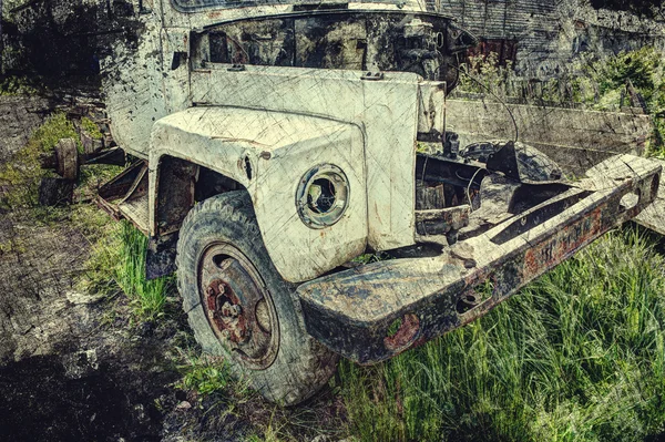 Velho caminhão quebrado na fazenda . — Fotografia de Stock